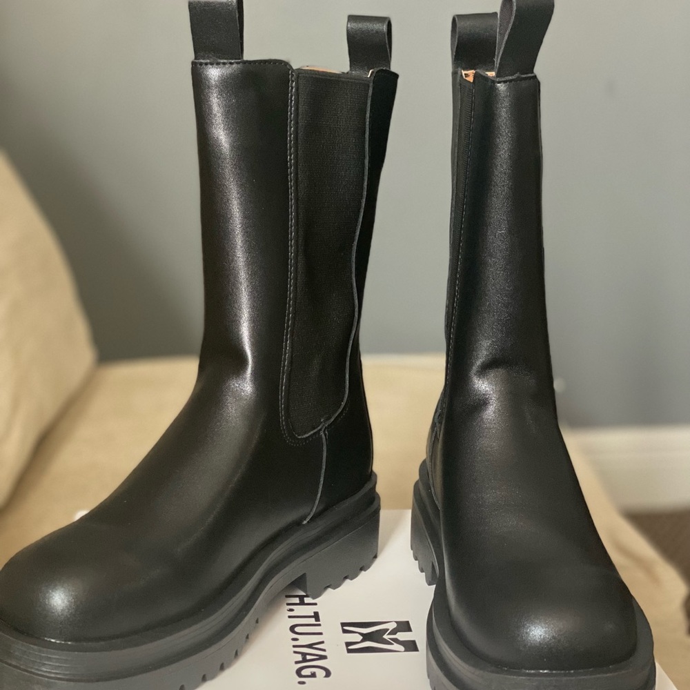Size 39- Black Chunky heel boots-Brand New- Never Worn